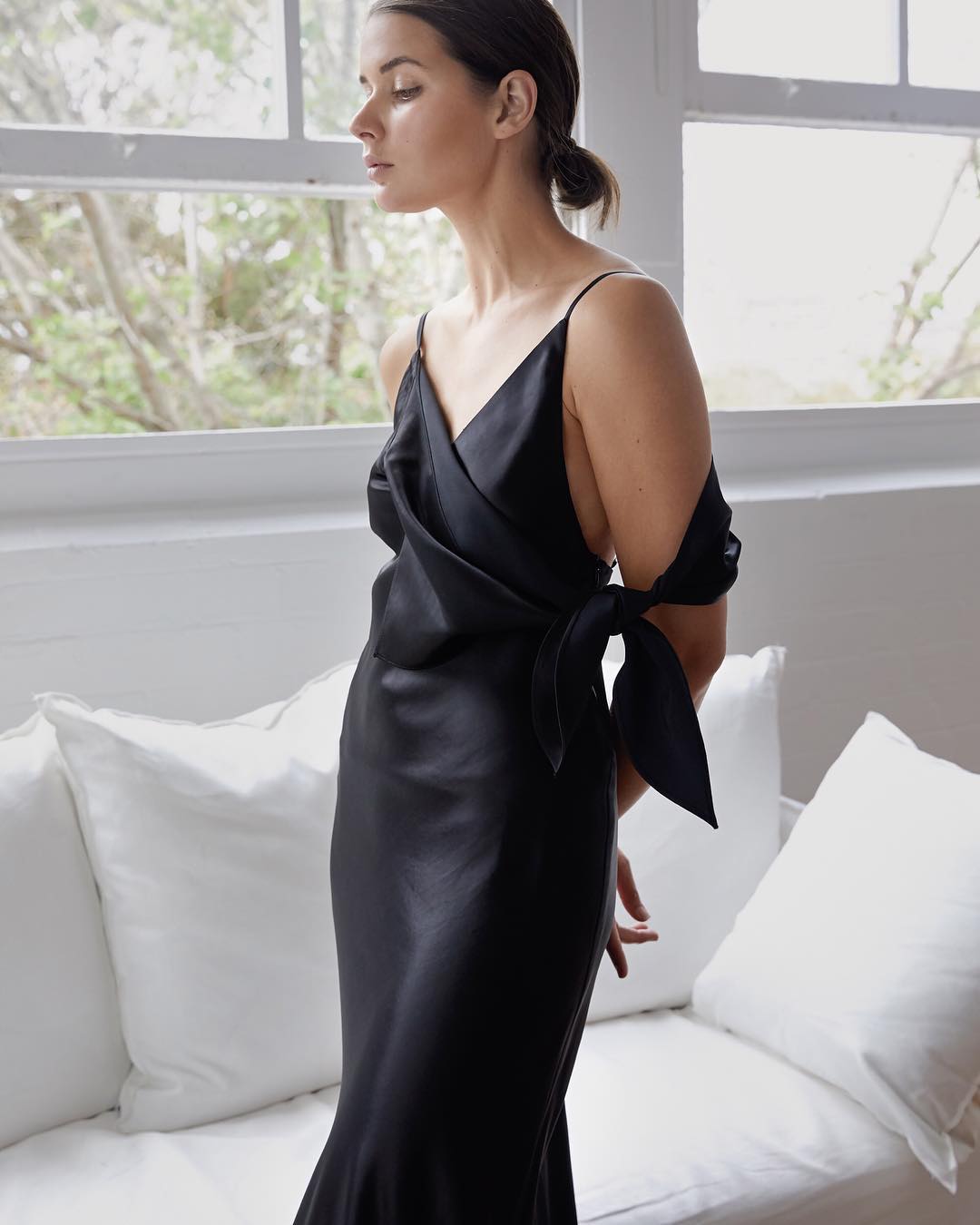 sara crampton mặc đầm đen lụa