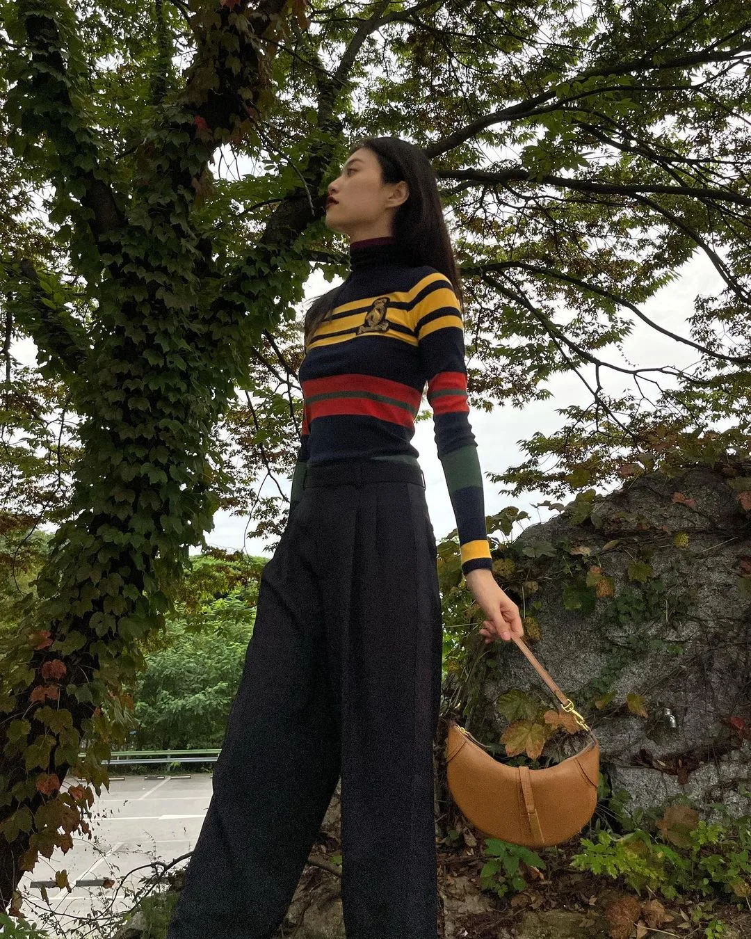 Kim Do Yeon đeo túi Ralph Lauren Polo ID