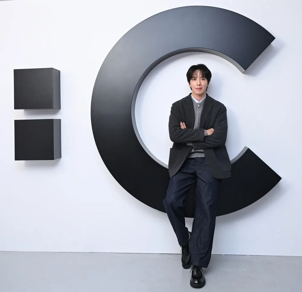 Jung Yonghwa (CNBLUE) kinh điển và lịch lãm trong thiết kế cardigan