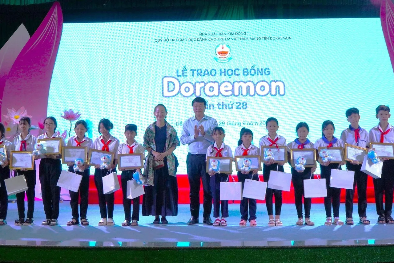 hình ảnh lễ trao học bổng Doraemon