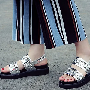 sandals kết hợp cùng các món đồ mùa hè