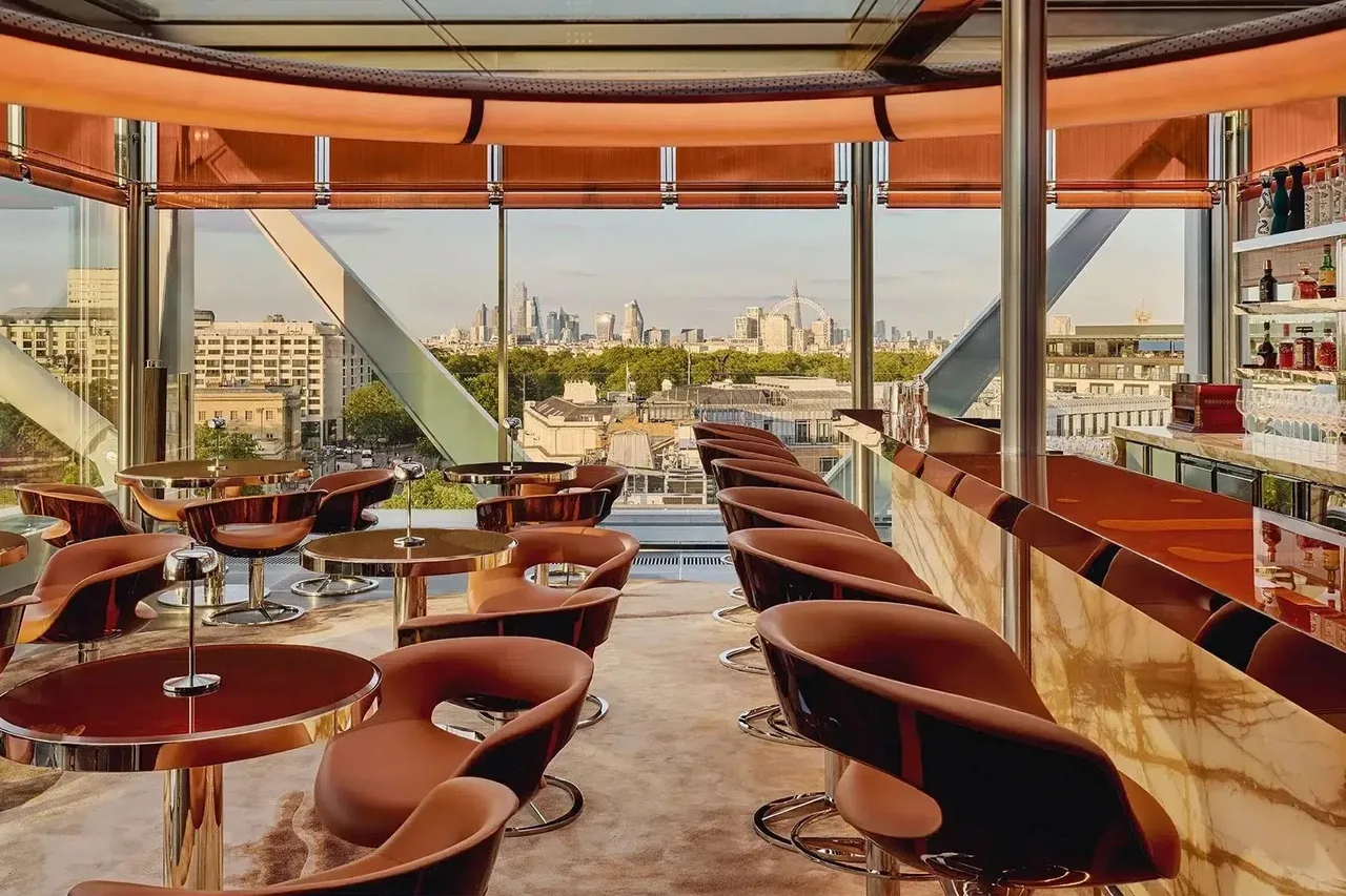The Emory Rooftop Bar quán bar sang trọng này được thiết kế bởi kiến trúc sư nội thất Rémi Tessier và do bậc thầy pha chế Renato “Tato” Giovannoni