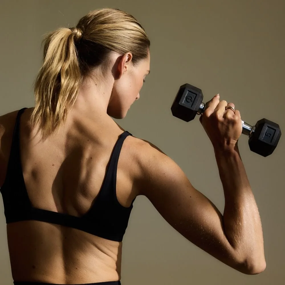 Cô gái đang vận động để cân bằng giữa bữa ăn lành mạnh và bữa ăn "thả ga".