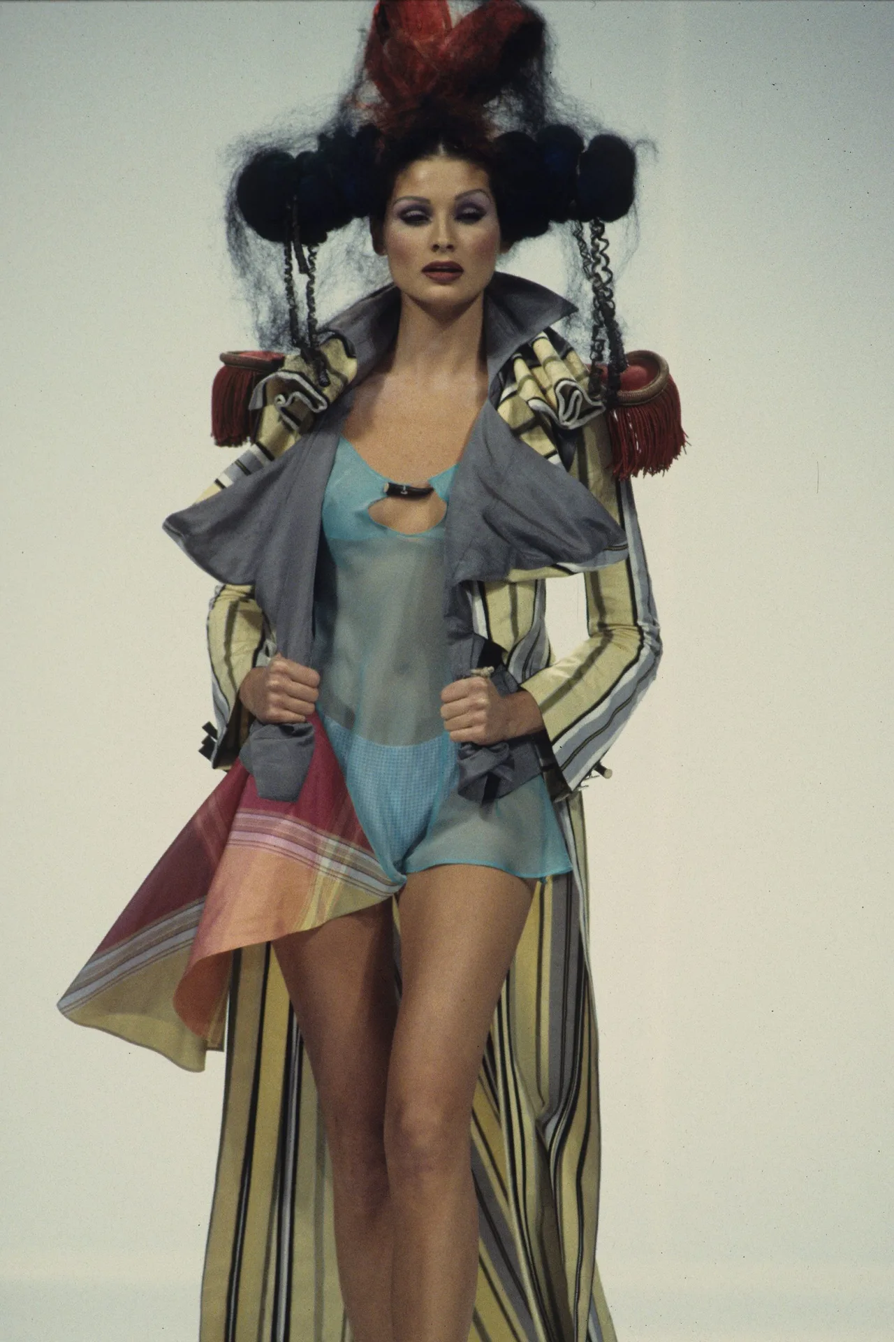  JOHN GALLIANO SS93 thiết kế cắt xẻ