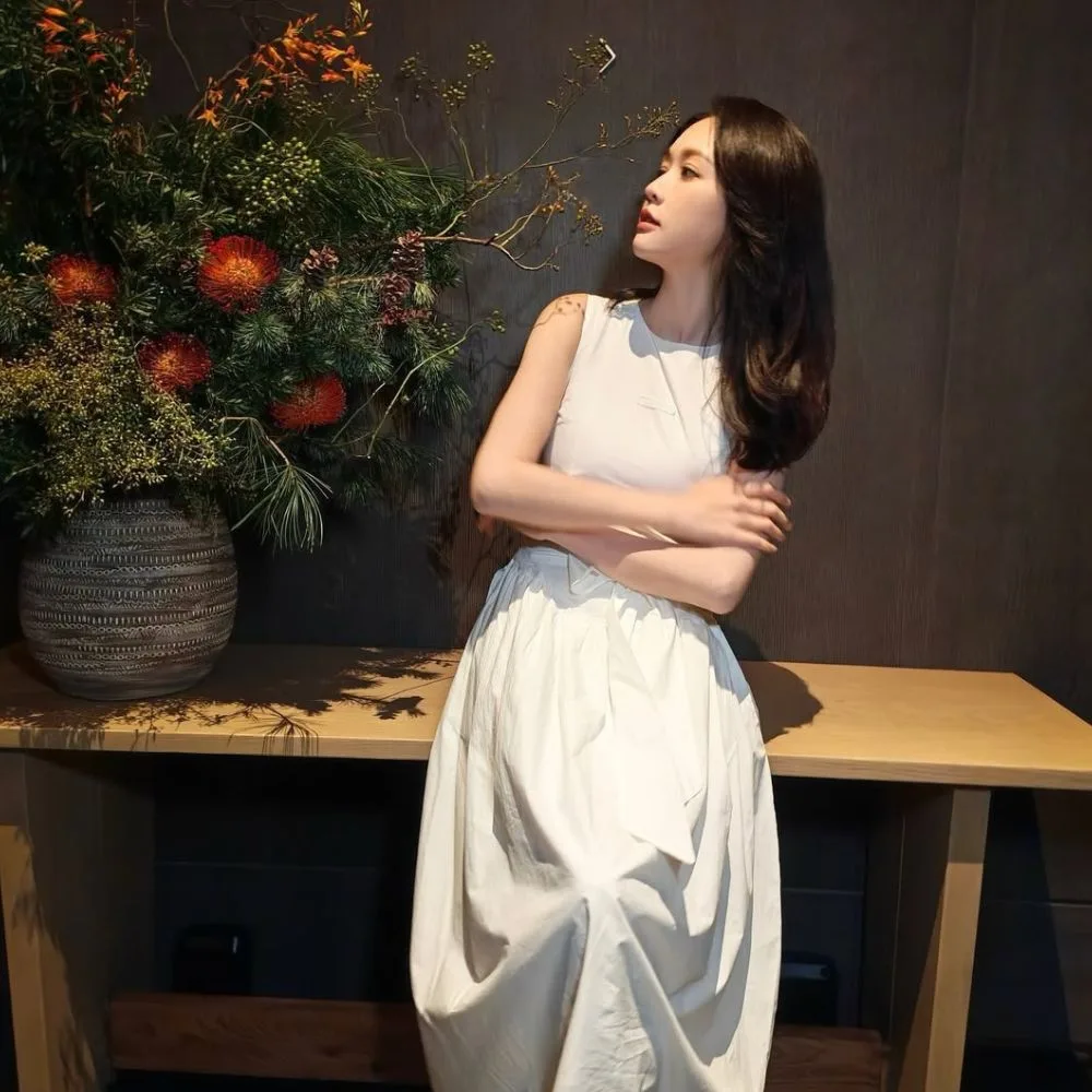 diễn viên mặc váy trắng