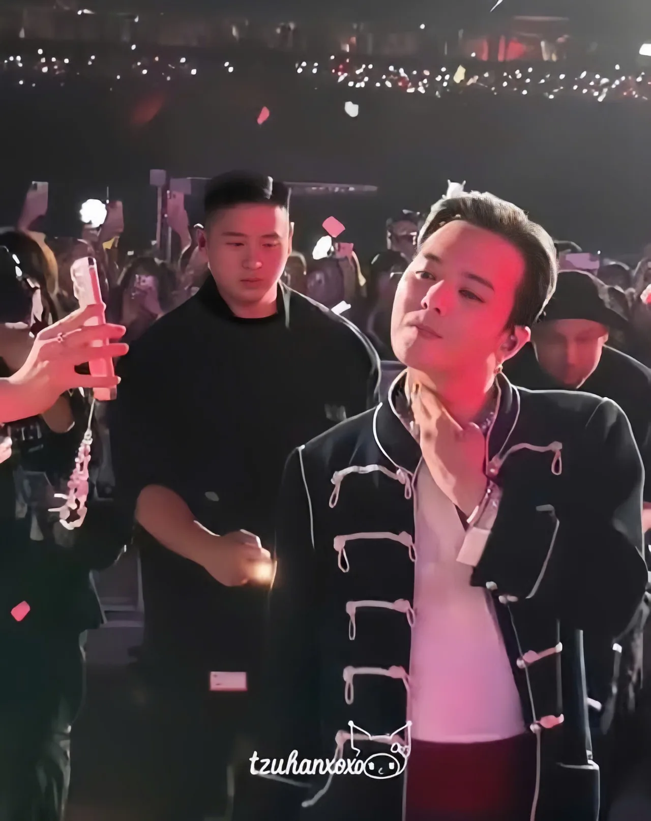 bộ trang phục “Knight Style” với áo khoác kiểu hiệp sĩ G-Dragon