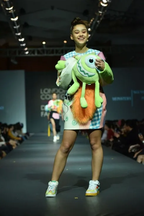 Các kỹ thuật chất liệu ấn tượng đã được sáng tạo thông qua in, vẽ tay, chắp vá vải và đính hạt với những nguyên phụ liệu rất đặc biệt như lego hay đồ chơi nhựa để tạo cá tính cho bộ sưu tập thỏa mãn nhu cầu thích những gì độc đáo của khách hàng.