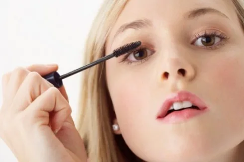 Bấm mi và chải mascara để hoàn thiện đôi mắt v