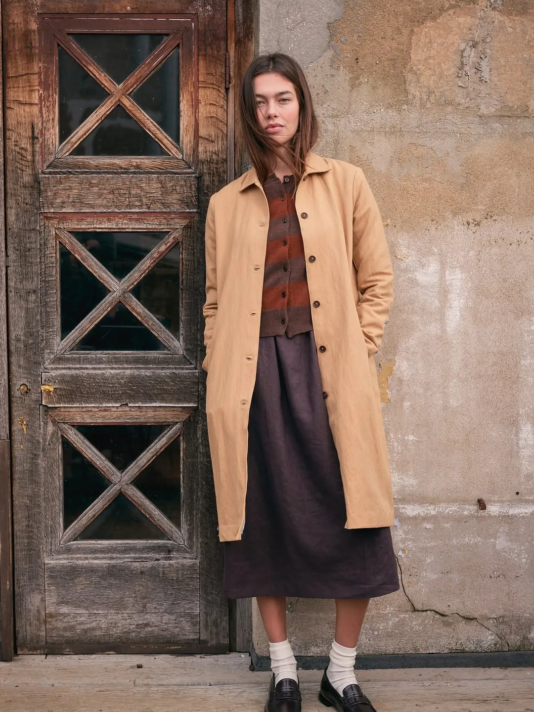 Sự kết hợp của chấtlieuej len mỏng và trench coat cho bạn outfit đủ ấm nhưng không bị quá nặng nề.