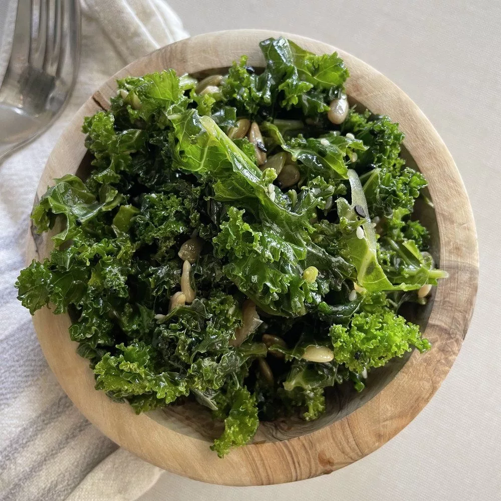 Đĩa salad cải xoăn thơm ngon và ít đường huyết.