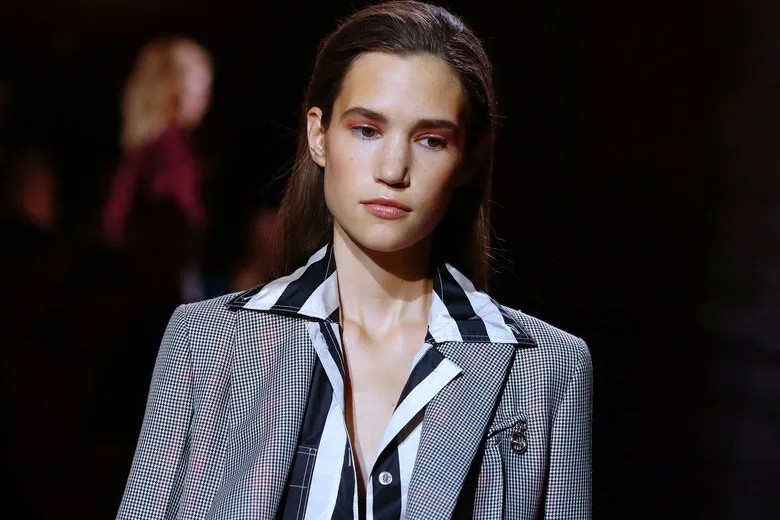 Phong cách làm đẹp độc đáo tại Paris Fashion Week Xuân-Hè 2017 ELLE VN