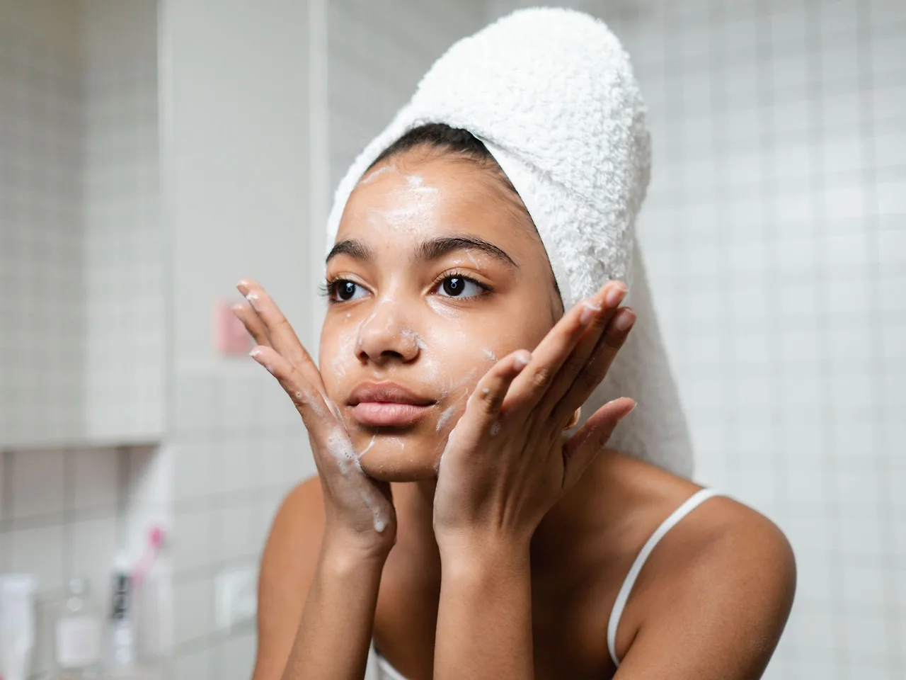 Rửa mặt trong skincare routine mùa Hè cho da dầu mụn giúp làm sạch dầu thừa và tạp chất.