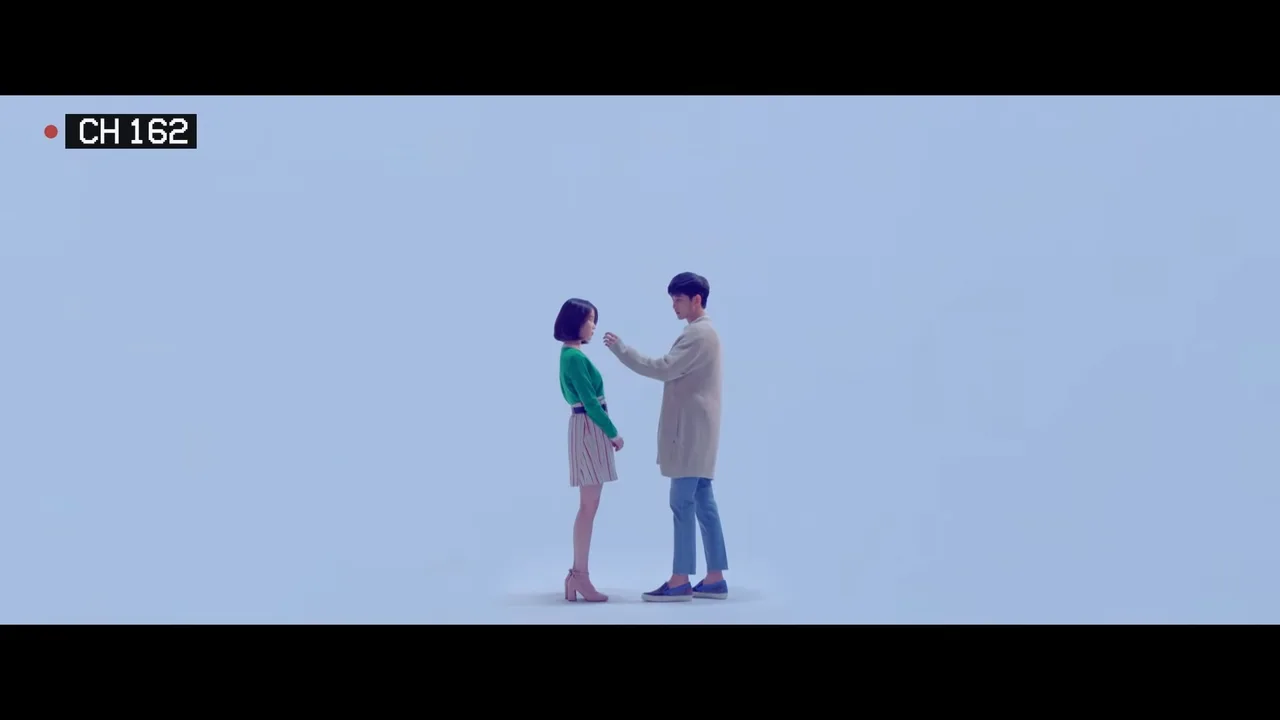ca sĩ IU mặc áo xanh, chân váy sọc trong MV ending scene