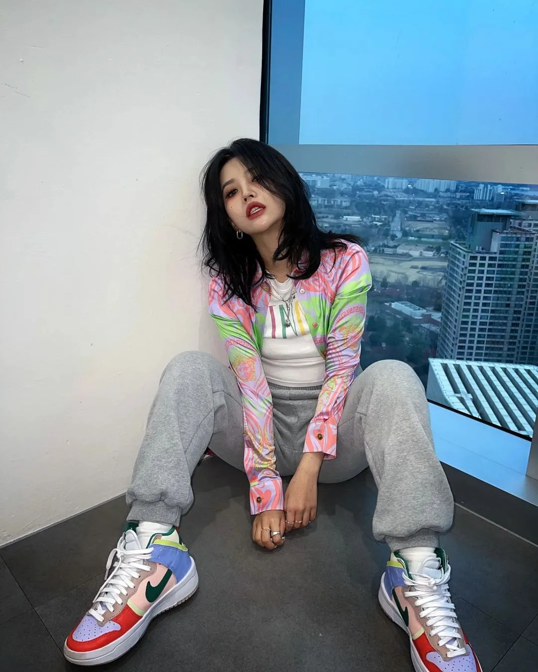 Soyeon diện quần jogger xám