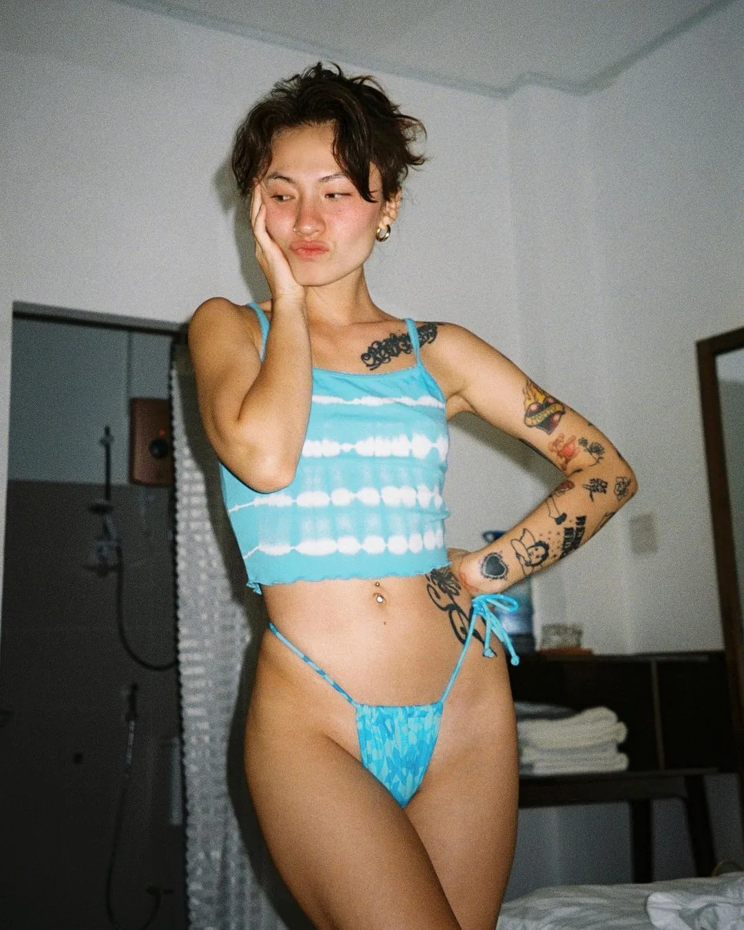 áo croptop mặc cùng với quần bikini