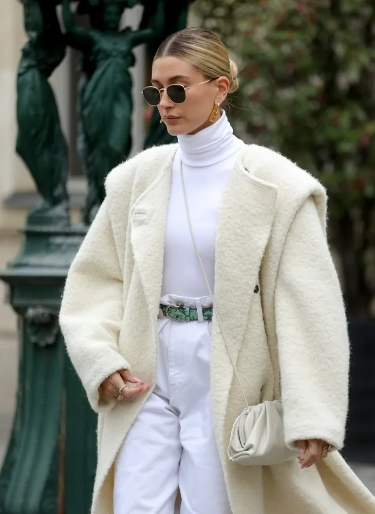 Hailey Bieber với kiểu tóc búi thấp quiet luxury