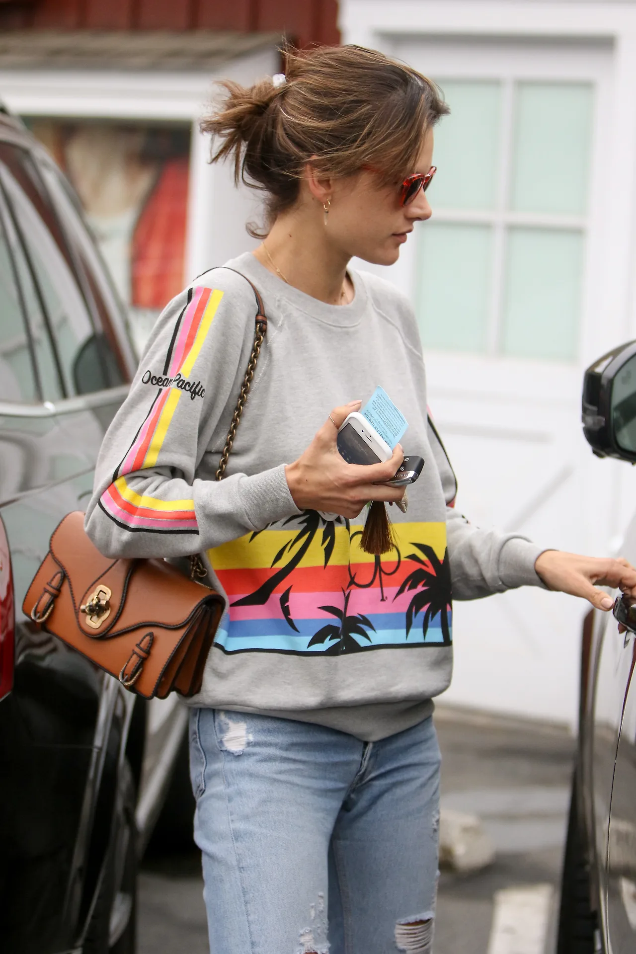 Alessandra-Ambrosio-tui-xach-bottega-veneta-elle-vietnam-4