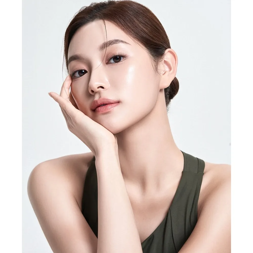 Cô gái đặt tay lên da mặn mịn màng do không dùng serum sai cách