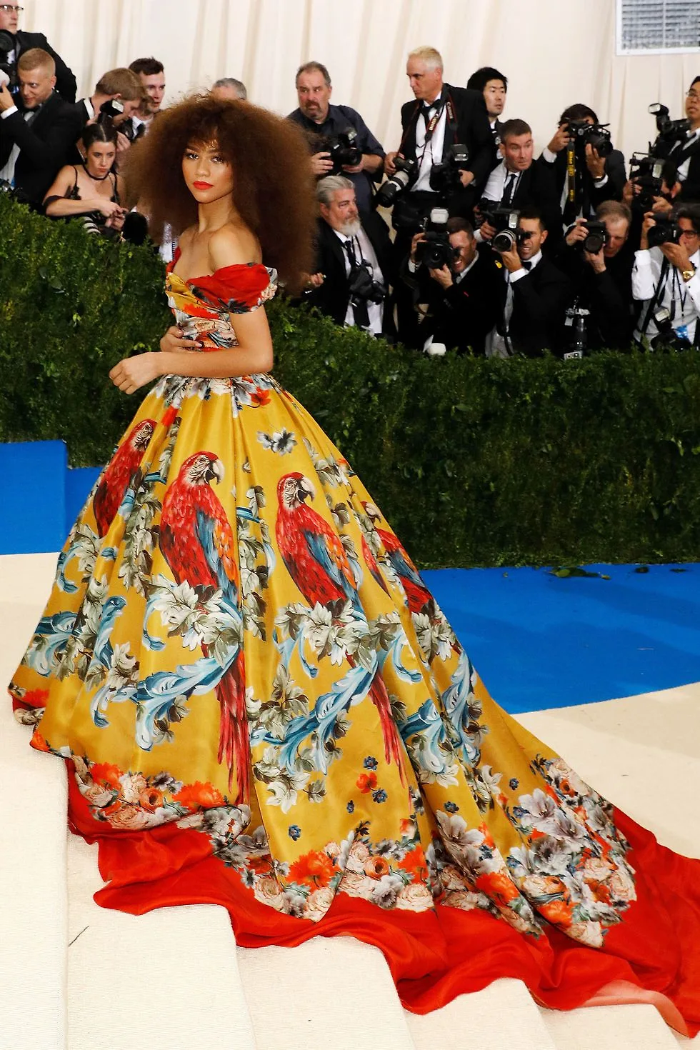 Phong cách thời trang Zendaya - chiếc váy hoa màu vàng đỏ sặc sỡ