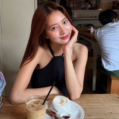 cô gái đang ngồi ăn