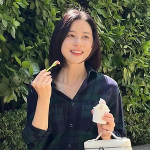 Lee Bo Young dưỡng da rạng rỡ ở độ tuổi 45.