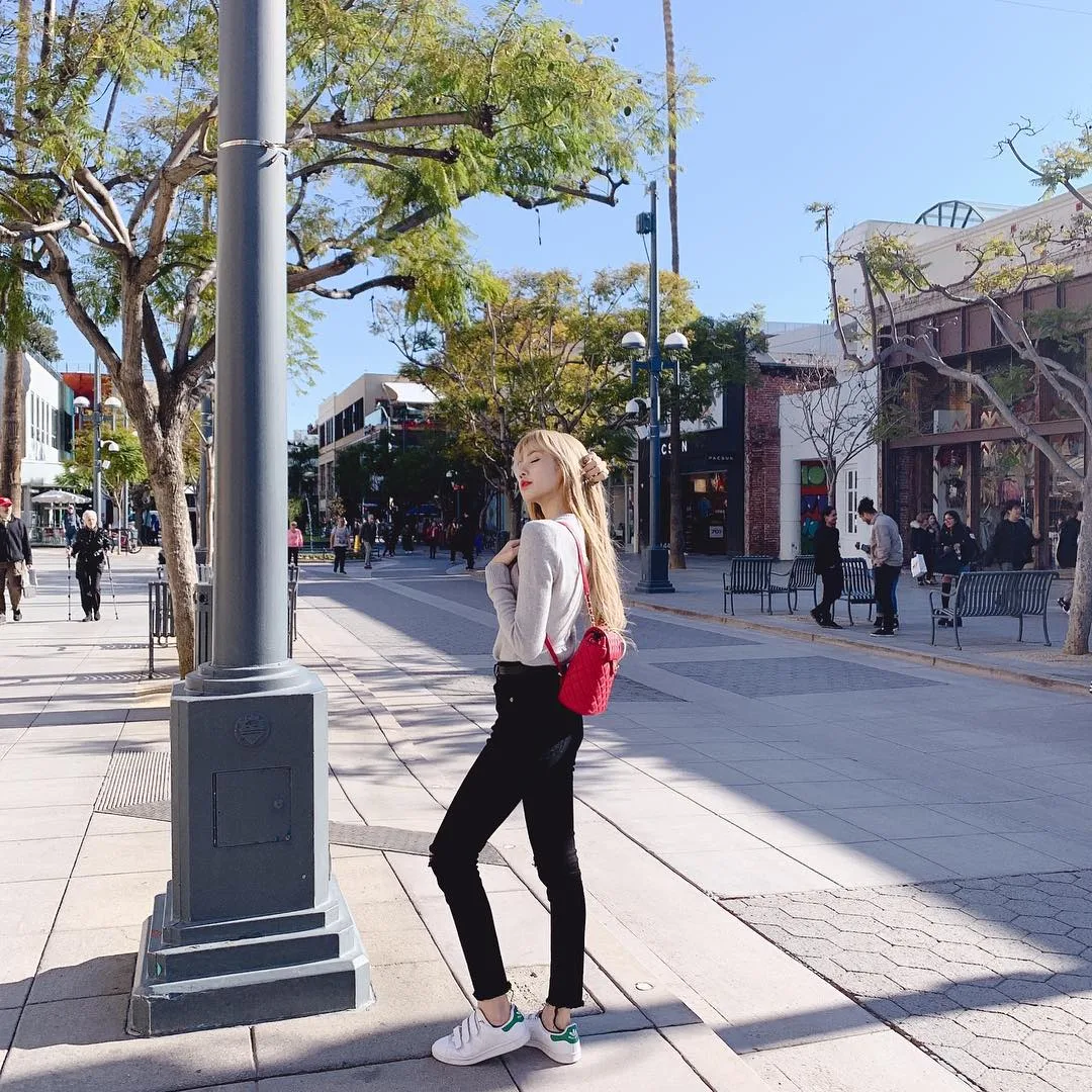 Thời trang của Lisa Blackpink Lisa diện sneakers trắng