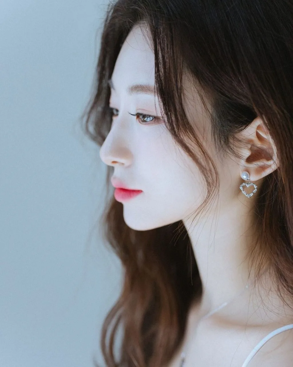 Hàng mi cong vút sẽ khiến cô dâu xinh sở hữu ánh nhìn quyến rũ và ngọt ngào. Hàng mi cong vút sẽ khiến cô dâu xinh sở hữu ánh nhìn quyến rũ và ngọt ngào.