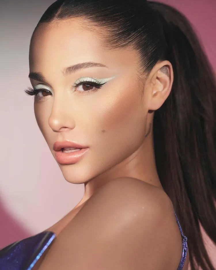Ariana Grande với hàng lông mi cong vút