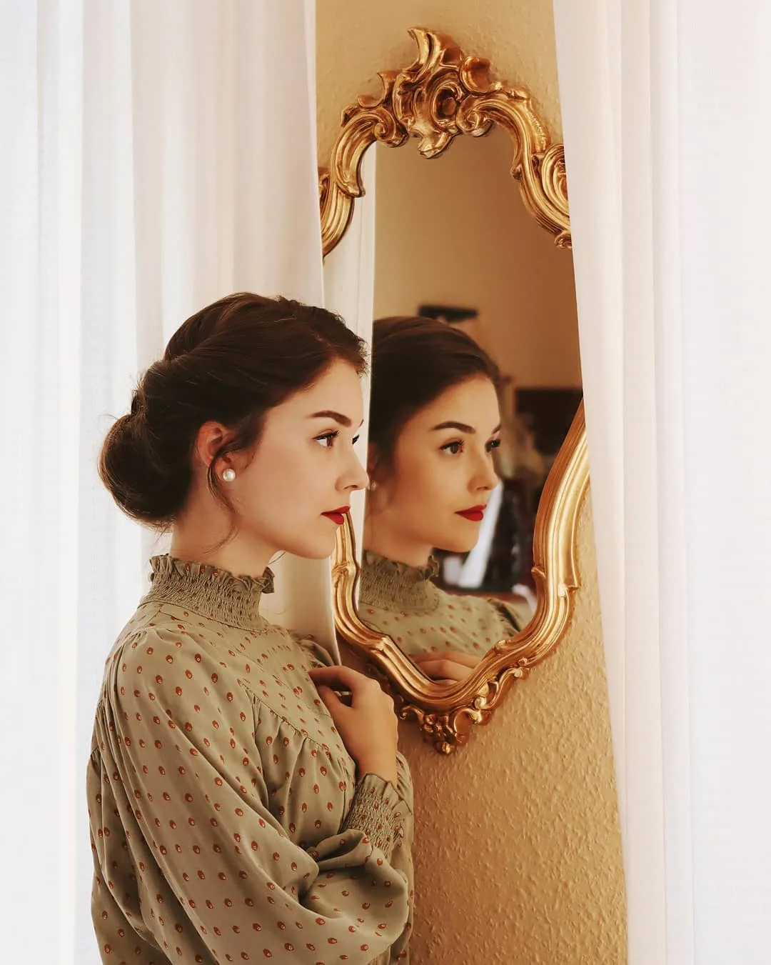 áo cổ cao nhún cho bức ảnh vintage