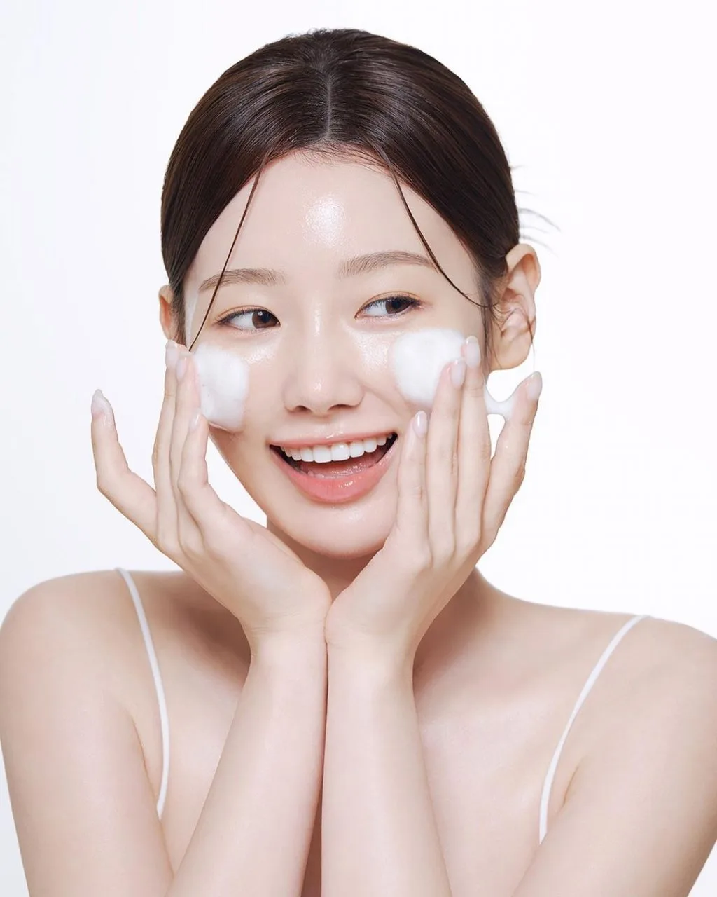 Rửa sạch mặt để loại bỏ hóa chất. Rửa sạch mặt để loại bỏ hóa chất.