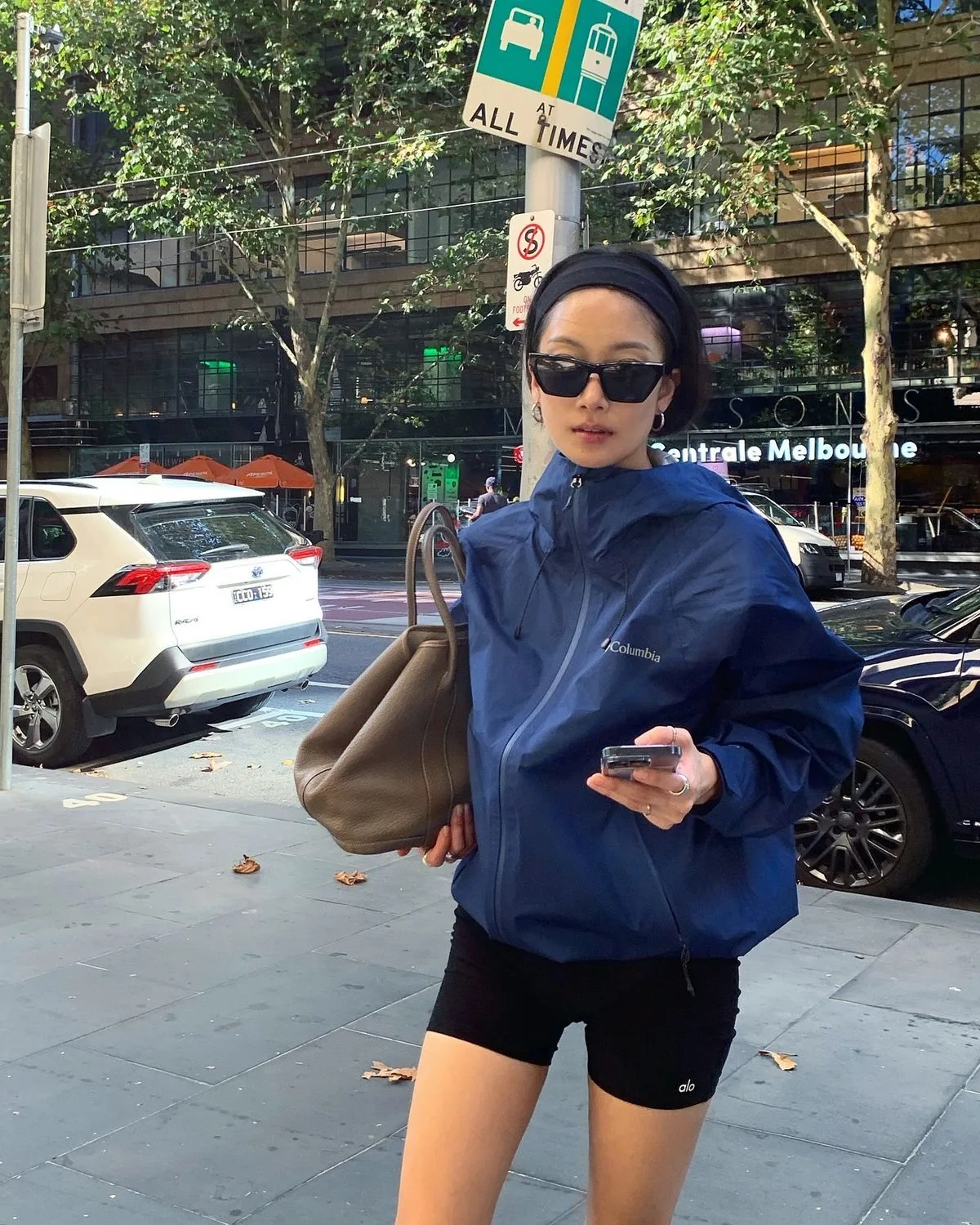 Chọn áo khoác chạy bộ chất liệu dù giúp cản gió và chống thấm nước trong những chuyến chạy bộ đường dài.