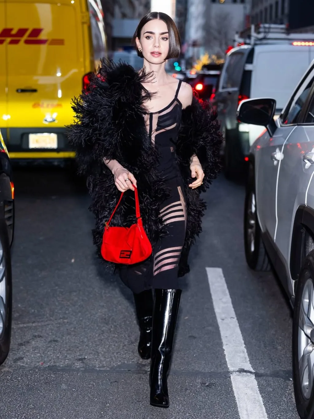 Black dress tối giản được thêm thắt lông mềm cho điểm nhấn cổ điển mà vẫn hiện đại.