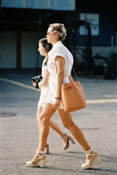 Quần shorts lưng cao kết hợp cùng những tông màu sáng sẽ mang đến vẻ ngoài tươi trẻ cho người mặt, đặc biệt là vào mùa xuân và hè.