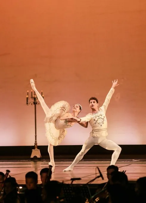 Nữ vũ công ballet Mathilde Froustey cùng bạn diễn thể hiện những tác phẩm ballet cổ điển.