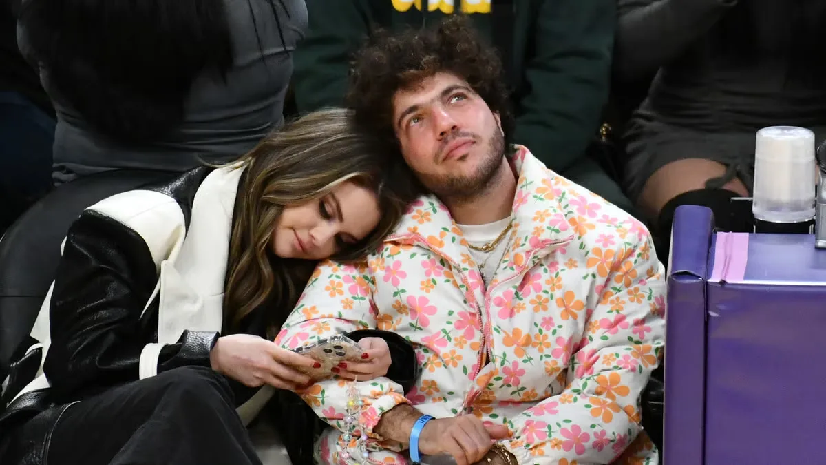 Selena Gomez và Benny Blanco ở trận đấu bóng rổ giữa hai đội Los Angeles Lakers và Miami Heat