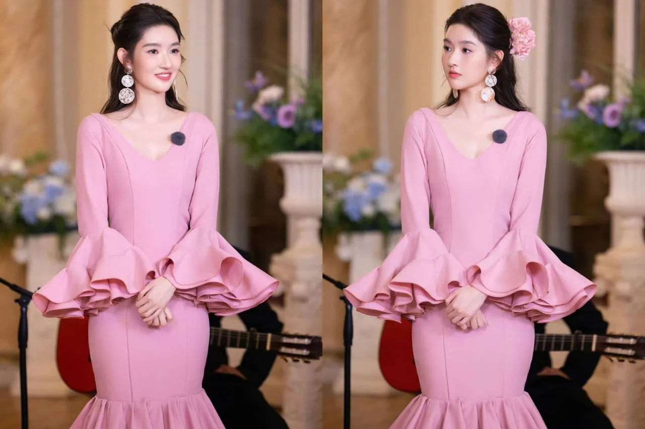 Vương Ngọc Văn sang trọng với tóc buộc nửa đầu điểm xuyết hoa cài, kết hợp đầm hồng pastel mang phong cách thanh lịch và quyến rũ.