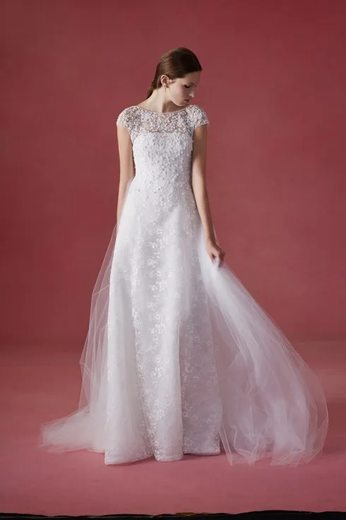 Oscar de la Renta đã luôn được xếp vào hàng ngũ những thương hiệu có những mẫu váy cưới đẹp nhất thế giới.