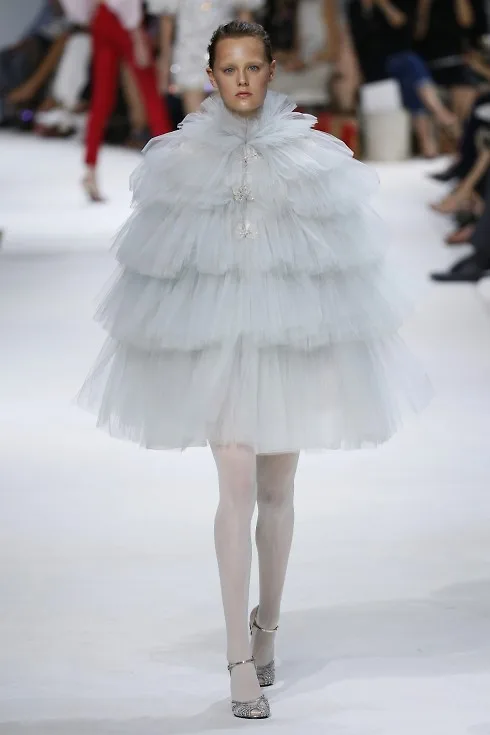 Chất liệu tulle được Giambattista Valli  sử dụng đa dạng từ màu sắc cho tới thiết kế 