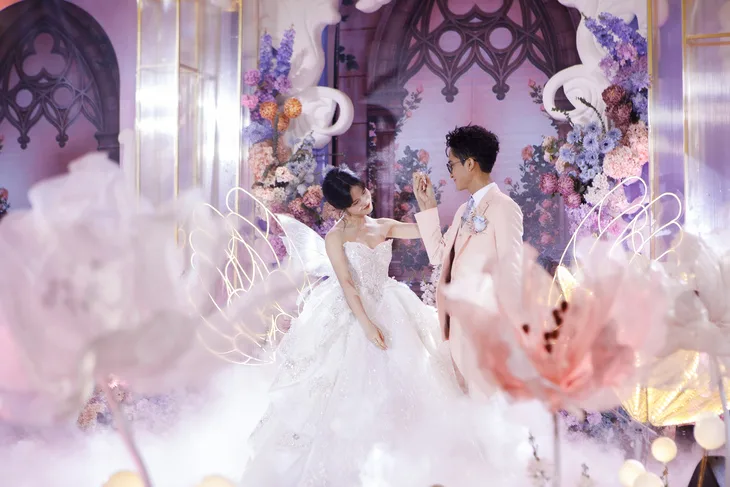 Phong cách cô dâu yêu thích sự lãng mạn. Ảnh: Facebook@ Tizi Đích Lép. Hình cưới lãng mạn chú rẻ nắm tay cô dâu, nước hoa
