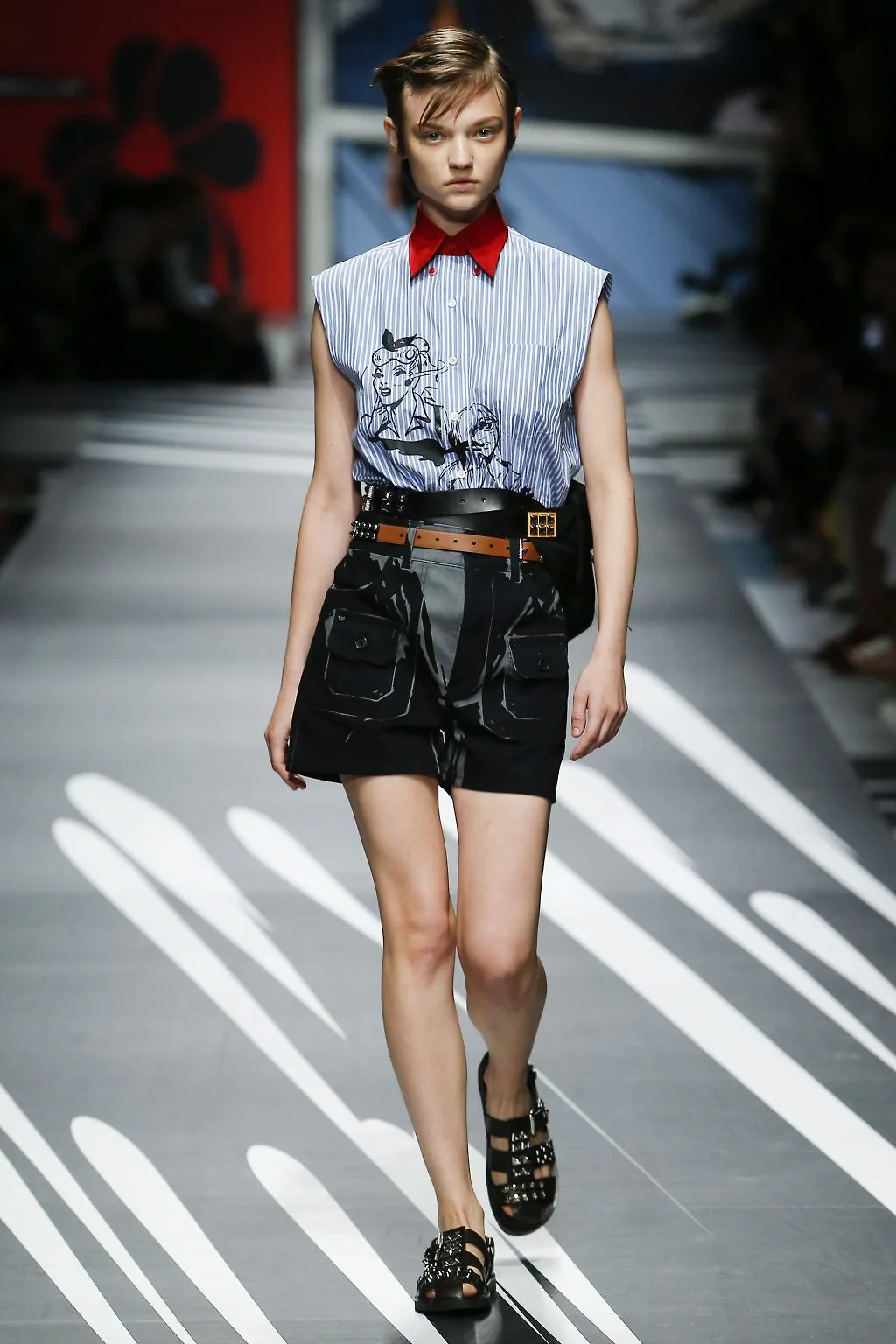 Prada Ready-to-wear Xuân 2018: Tính nữ được suy tôn bởi sự mạnh mẽ và náo nhiệt Prada Ready-to-wear Xuân 2018: Tính nữ được suy tôn bởi sự mạnh mẽ và náo nhiệt