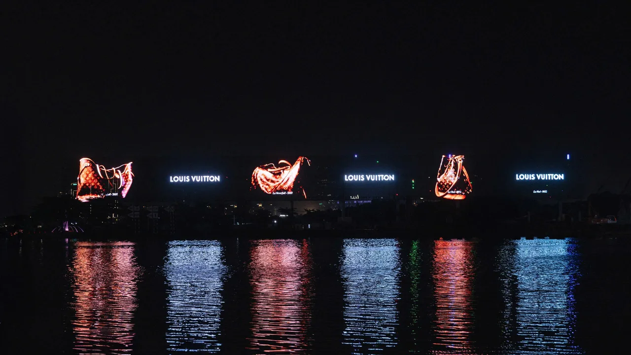 Louis Vuitton xuất hiện trên hệ thống màn hình SkyLEDs rực sáng dọc sông Sài Gòn.