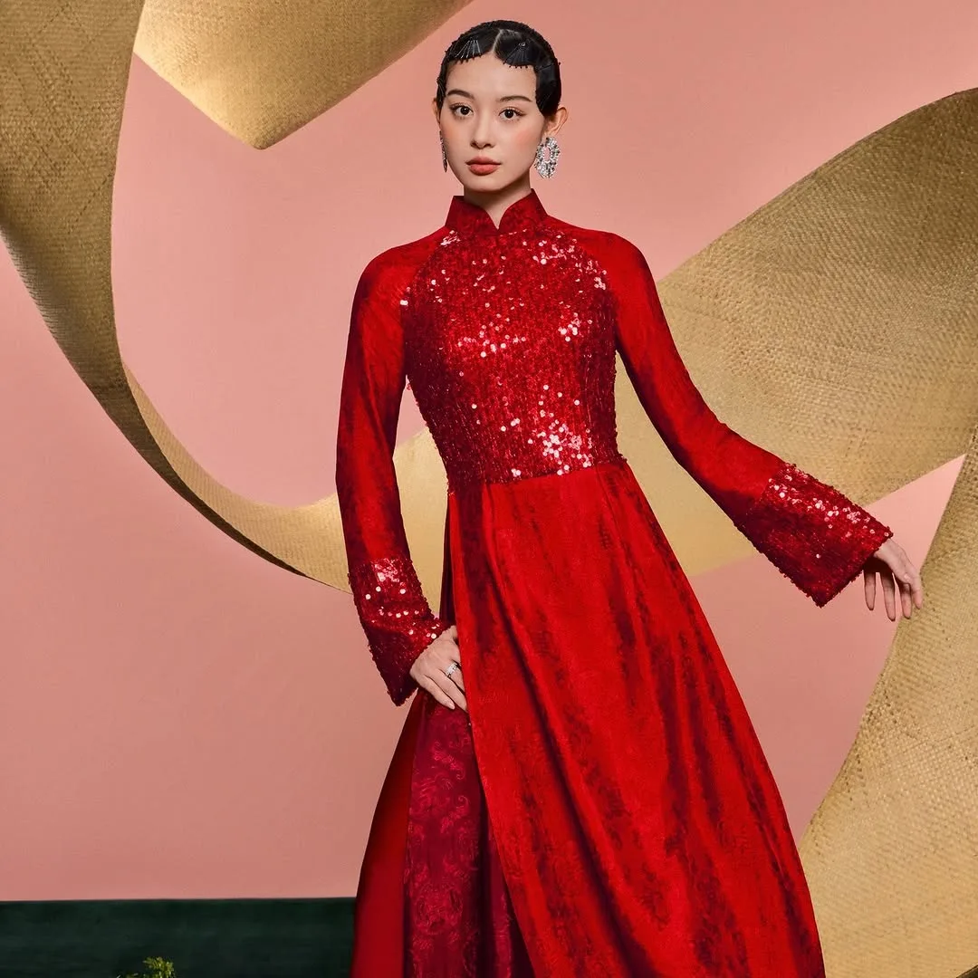 Áo dài kim sa cổ trụ đỏ