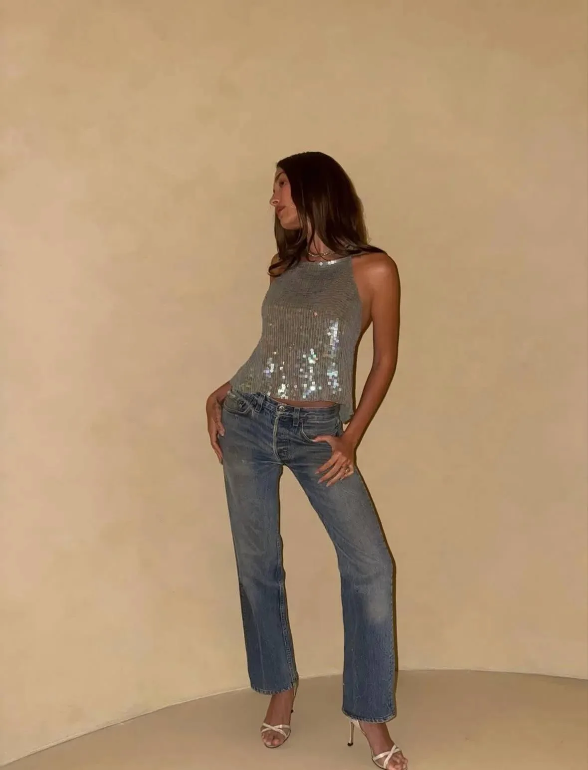 áo sequins mặc cùng quần jeans