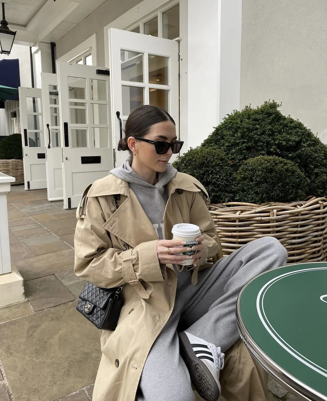 @hollyelizabethblog diện bản phối màu be và xám