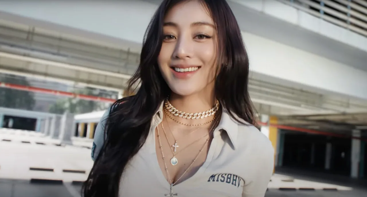 jihyo TWICE cùng gu thẩm mỹ Y2K trong "This Is For"