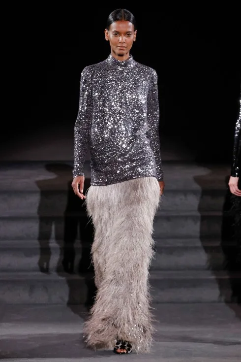 Sequin phối cùng váy fringe sang trọng