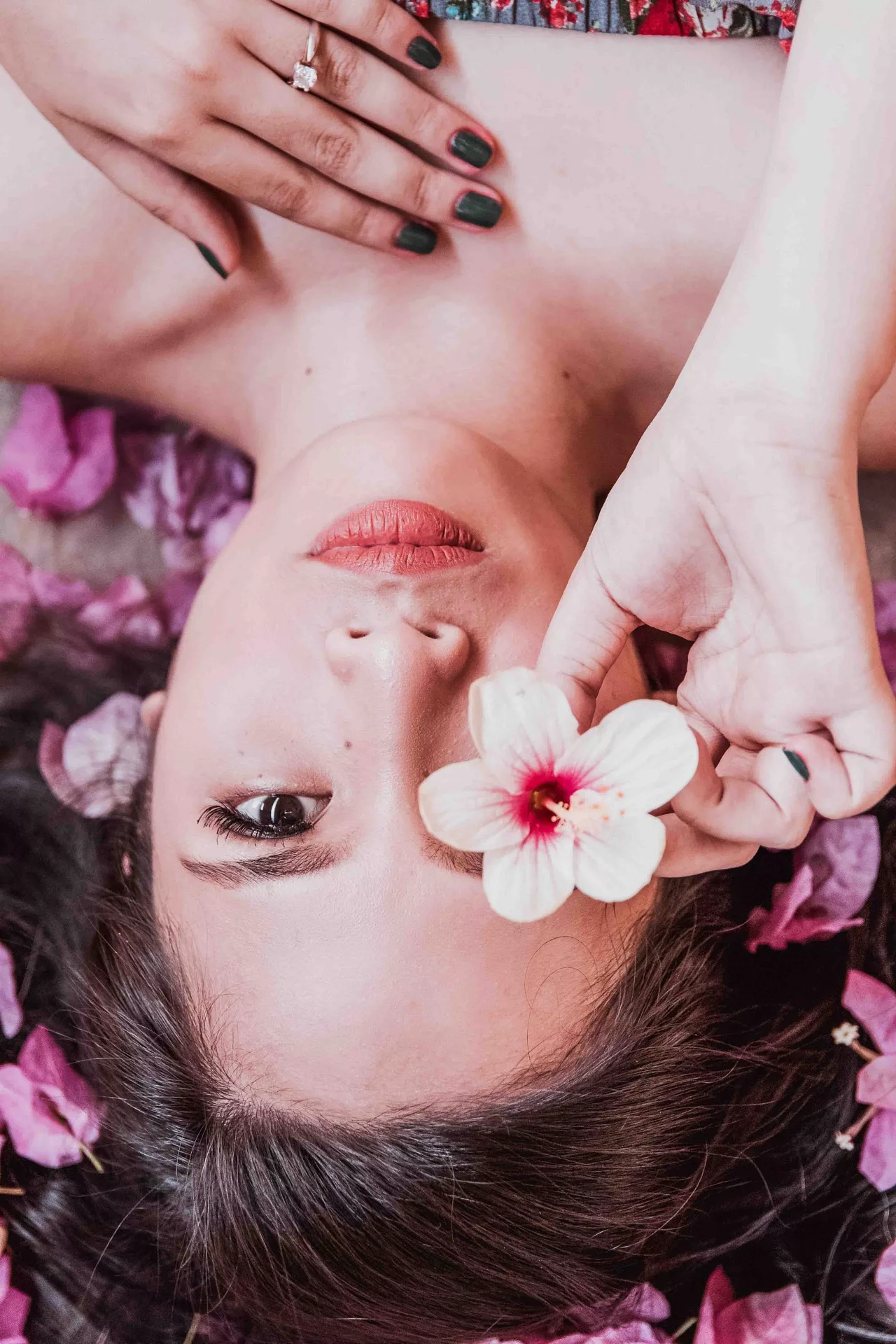 trắc nghiệm cô gái cầm bông hoa