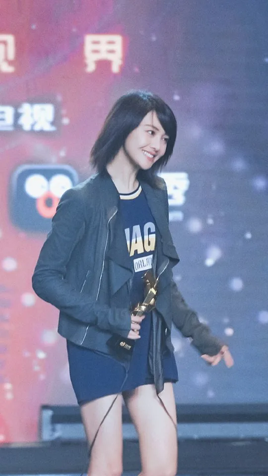 Trịnh Sảng "gây sốt" tại Lễ trao giải Influence Awards với 3 lần cúi đầu cảm ơn fan Trịnh Sảng "gây sốt" tại Lễ trao giải Influence Awards với 3 lần cúi đầu cảm ơn fan