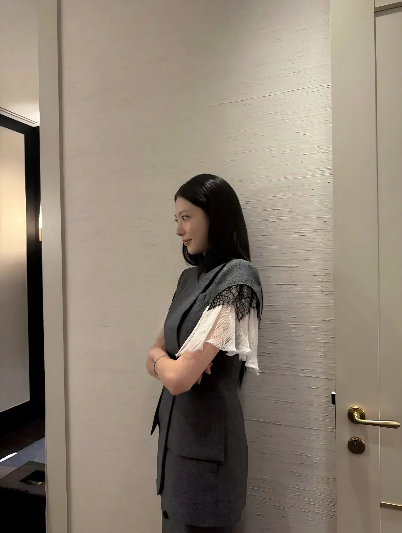 Thiết kế đầm Alexander Wang tay đắp ren