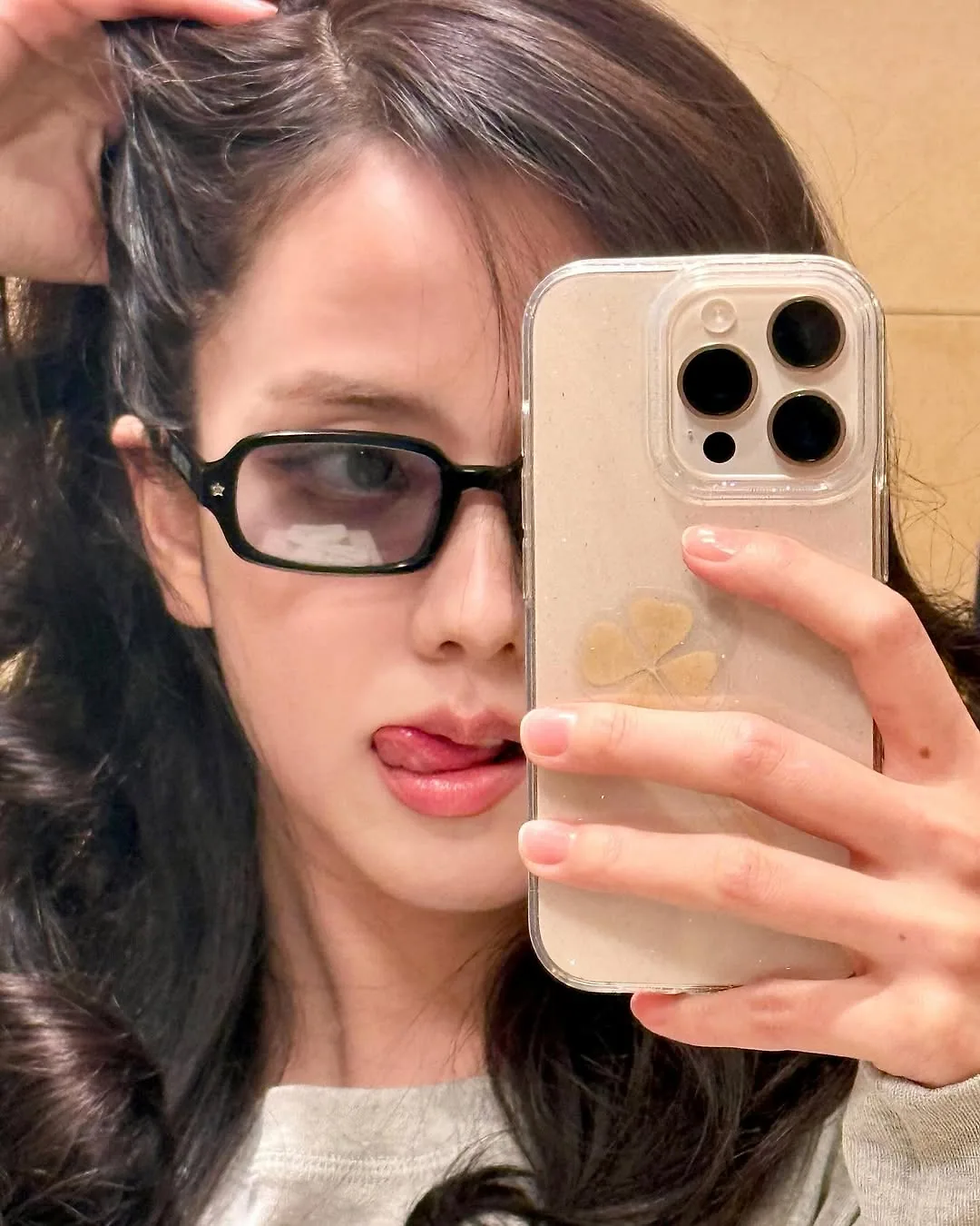 Jisoo và mắt kính gọng chữ nhật